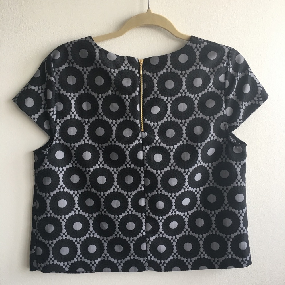 NWT Kensie Black Gray Patterned Brocade Crop Top - Picture 2 of 3